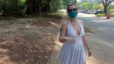 Ubunqunu boluntu: intombazana yaseRashiya izama ukukhulula iimpahla zayo kwizitrato zaseRio de Janeiro. Waphantse wabanjwa.
